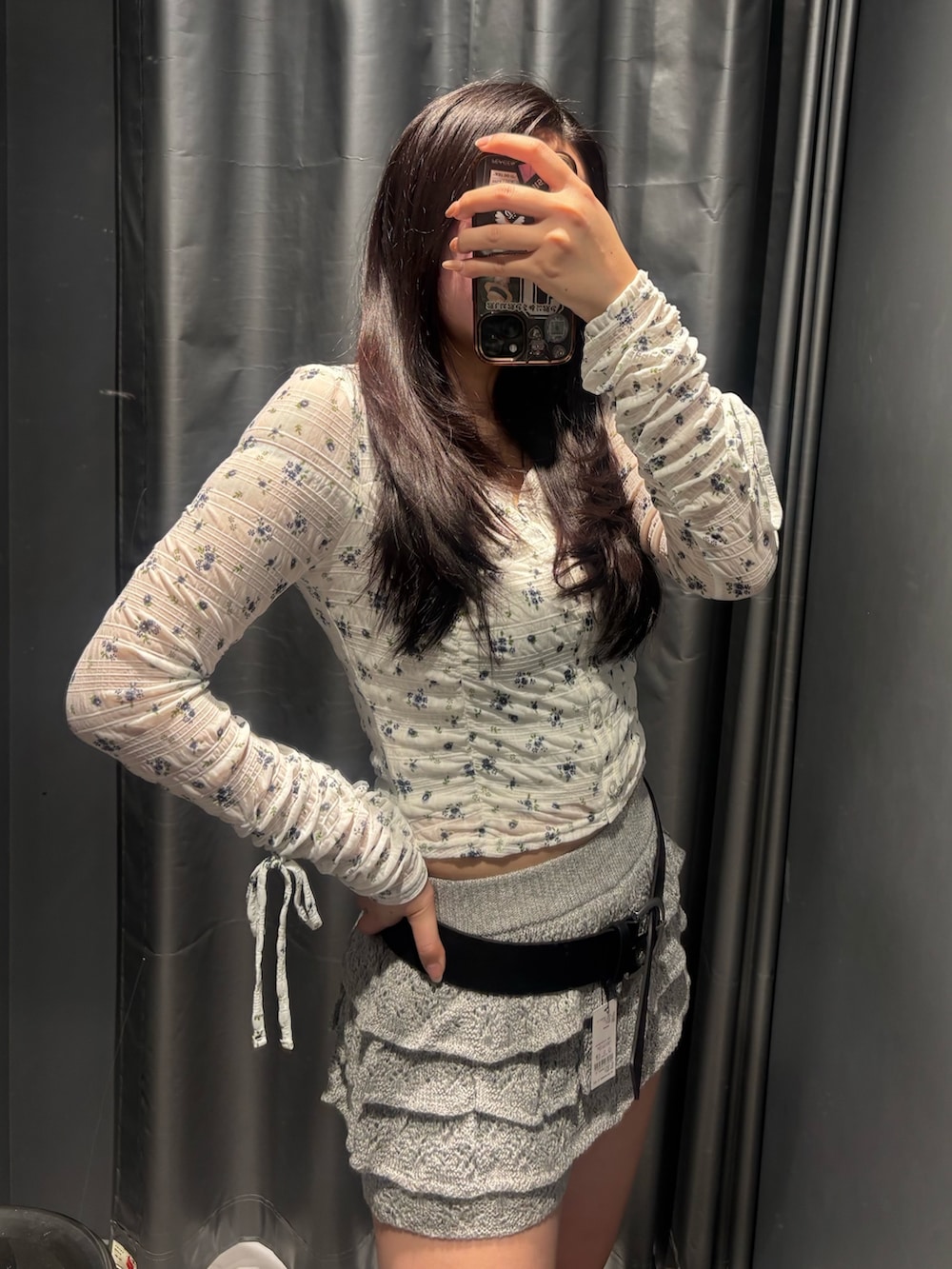 ブラック系のブーツ、グレー系のスカート、ブラック系のTシャツ/カットソーを着用したレディースの冬コーディネートの4枚目の写真