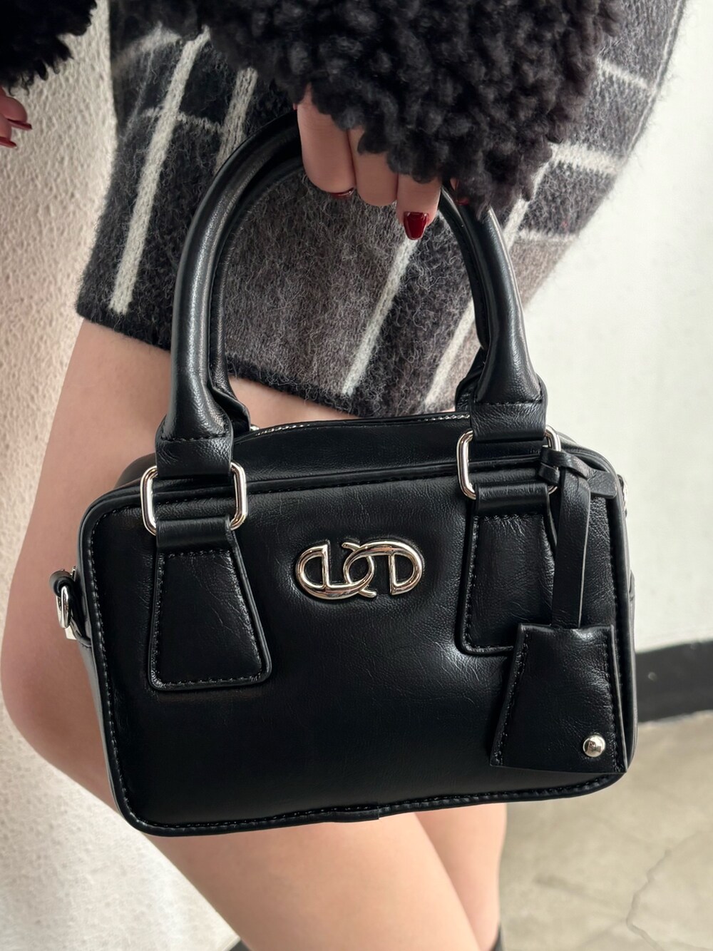 ブラック系のブルゾン、ブラック系のニット/セーター、ブラック系のスカートを着用したレディースの冬コーディネートの9枚目の写真