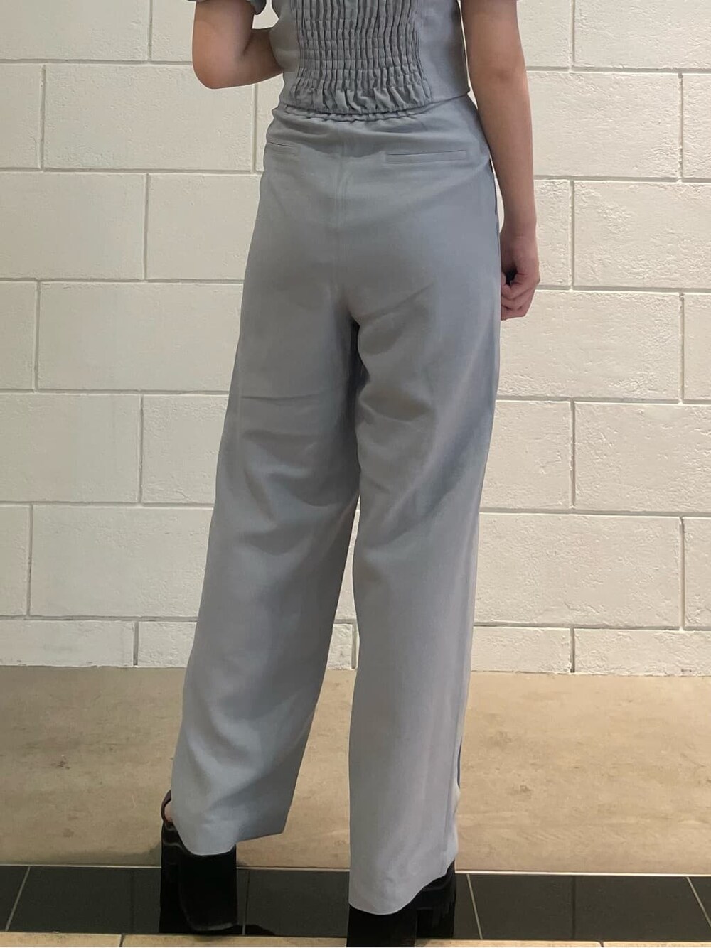 グレー系のその他パンツ、ブラック系のサンダル、グレー系のTシャツ/カットソーを着用したレディースの夏コーディネートの9枚目の写真