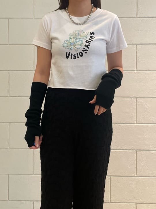 ブラック系のその他パンツ、ブラック系のサンダル、ホワイト系のTシャツ/カットソーを着用したレディースの夏コーディネートの3枚目の写真