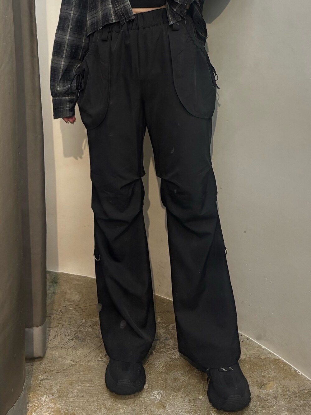 ブラック系のスニーカー、ブラック系のその他パンツ、ブラック系のニット/セーターを着用したレディースの夏コーディネートの4枚目の写真