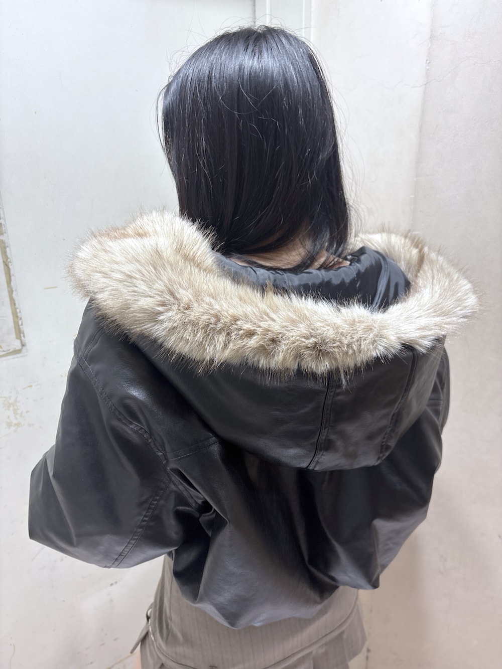 ブラック系のブーツ、ブラック系のブルゾン、ブラック系のTシャツ/カットソーを着用したレディースの秋コーディネートの5枚目の写真