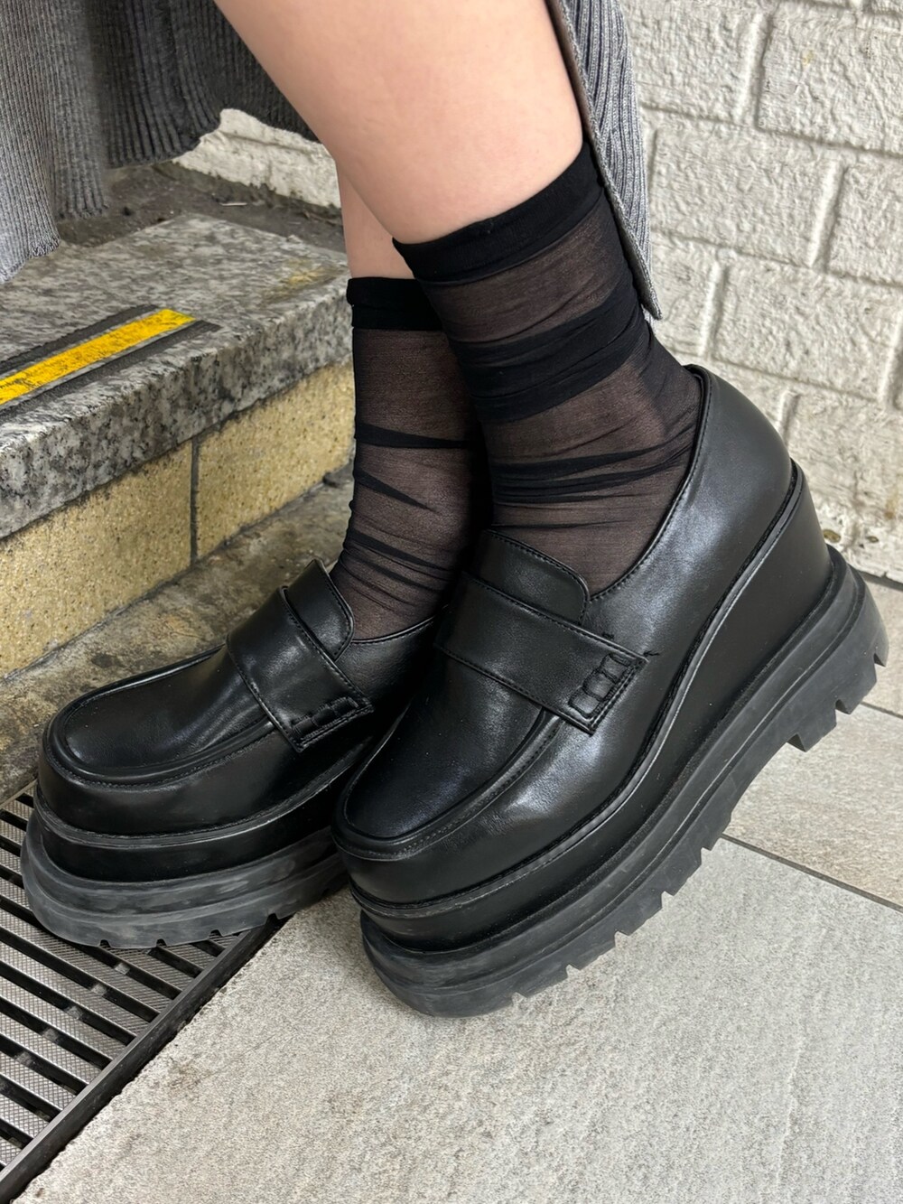 グレー系のワンピース、ブラック系のローファーを着用したレディースの冬コーディネートの8枚目の写真