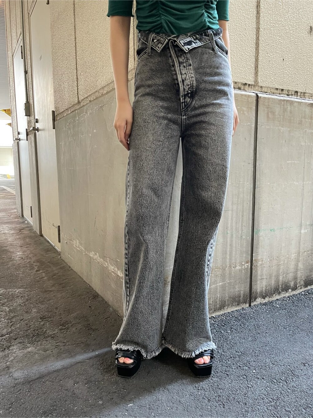 ブラック系のデニムパンツ、グリーン系のTシャツ/カットソーを着用したレディースの夏コーディネートの4枚目の写真