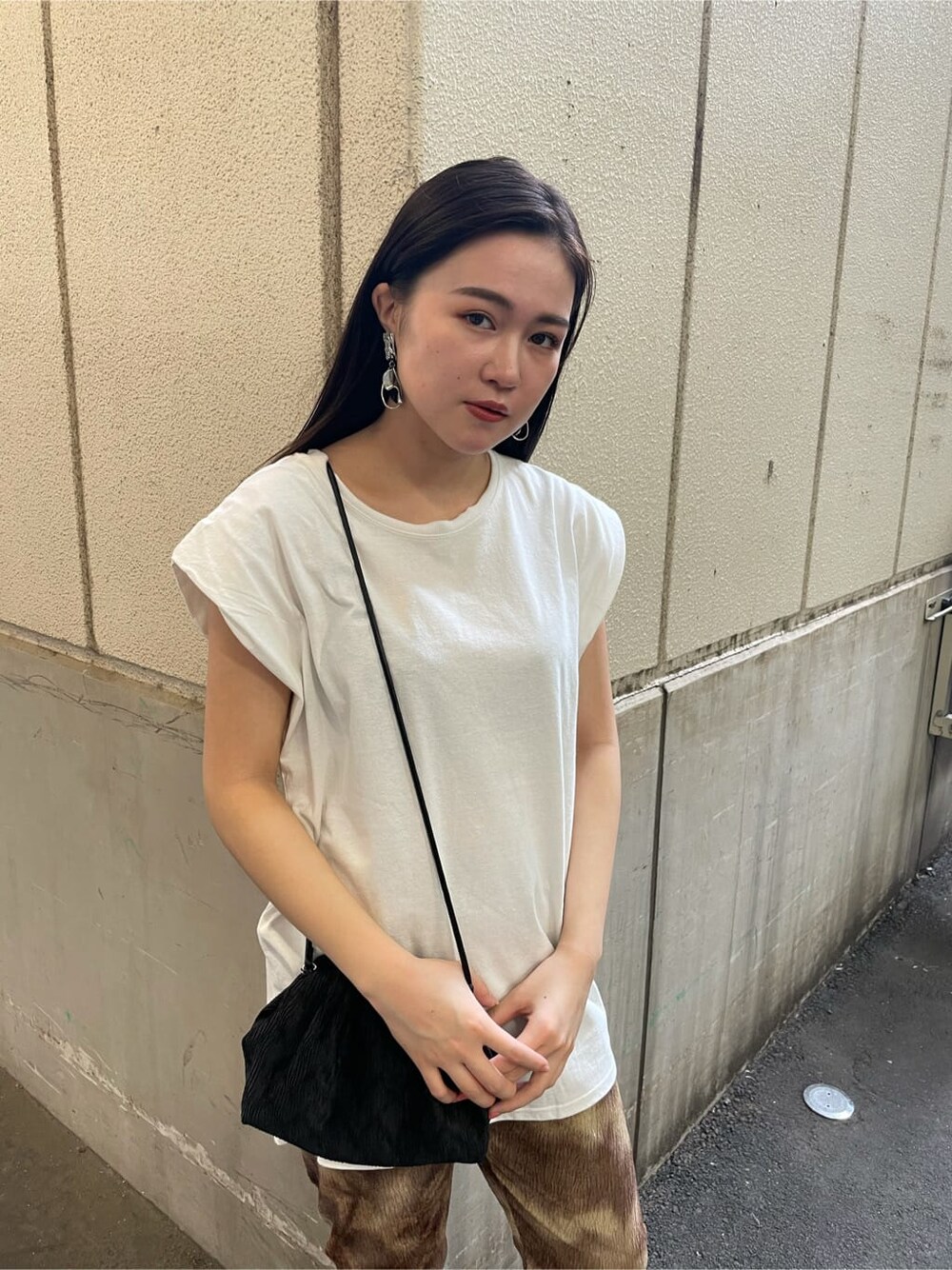 ブラック系のハンドバッグ、ホワイト系のTシャツ/カットソー、その他のその他パンツを着用したレディースの夏コーディネートの3枚目の写真