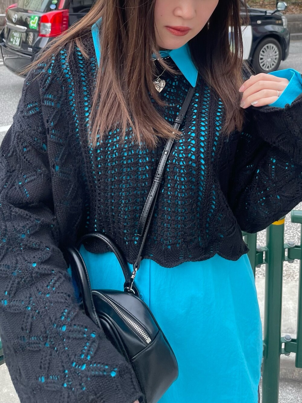 ブルー系のシャツ/ブラウス、その他のスカート、ブラック系のニット/セーターを着用したレディースの春コーディネートの4枚目の写真