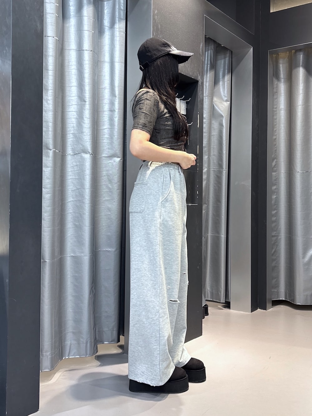 ブラック系のスリッポン、ブラック系のスウェットパンツ、グレー系のTシャツ/カットソーを着用したレディースの夏コーディネートの2枚目の写真