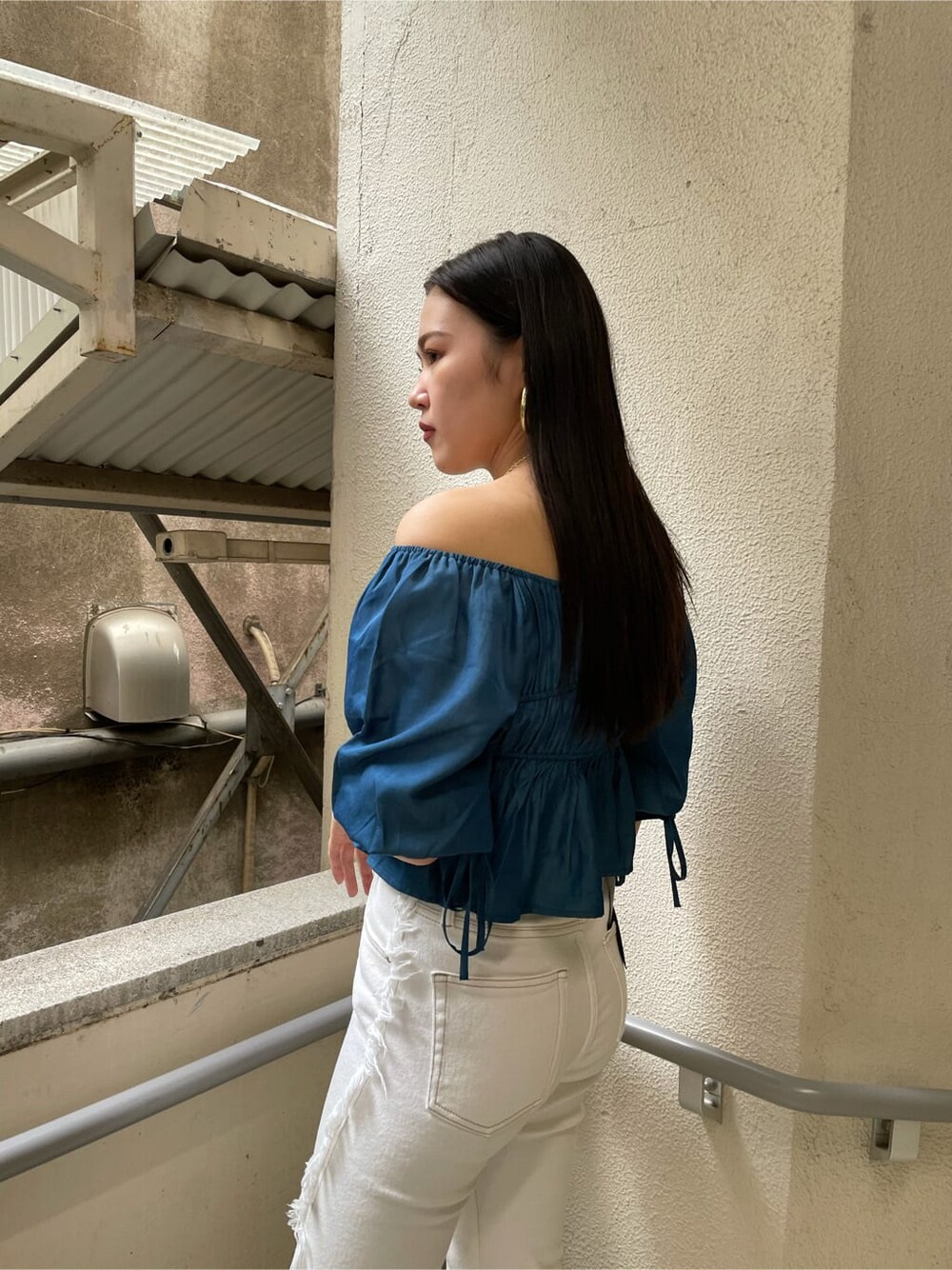 ブラック系のサンダル、ホワイト系のデニムパンツ、ブルー系のシャツ/ブラウスを着用したレディースの夏コーディネートの4枚目の写真