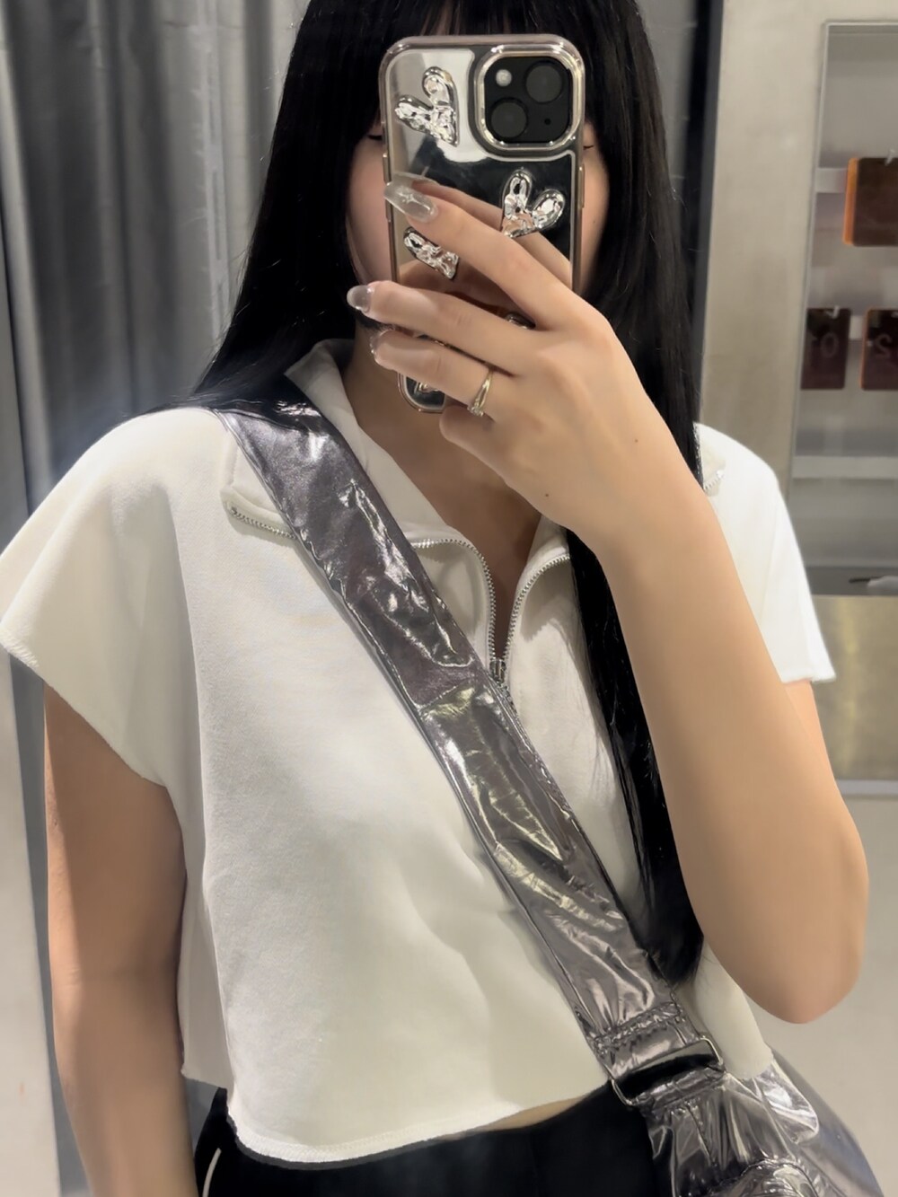 ブラック系のサンダル、ホワイト系のTシャツ/カットソー、ブラック系のスラックスを着用したレディースの夏コーディネートの3枚目の写真