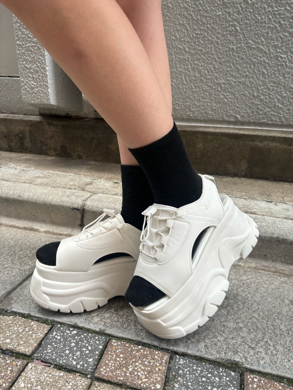 ホワイト系のサンダル、ホワイト系のショルダーバッグ、その他のワンピースを着用したレディースの夏コーディネートの4枚目の写真