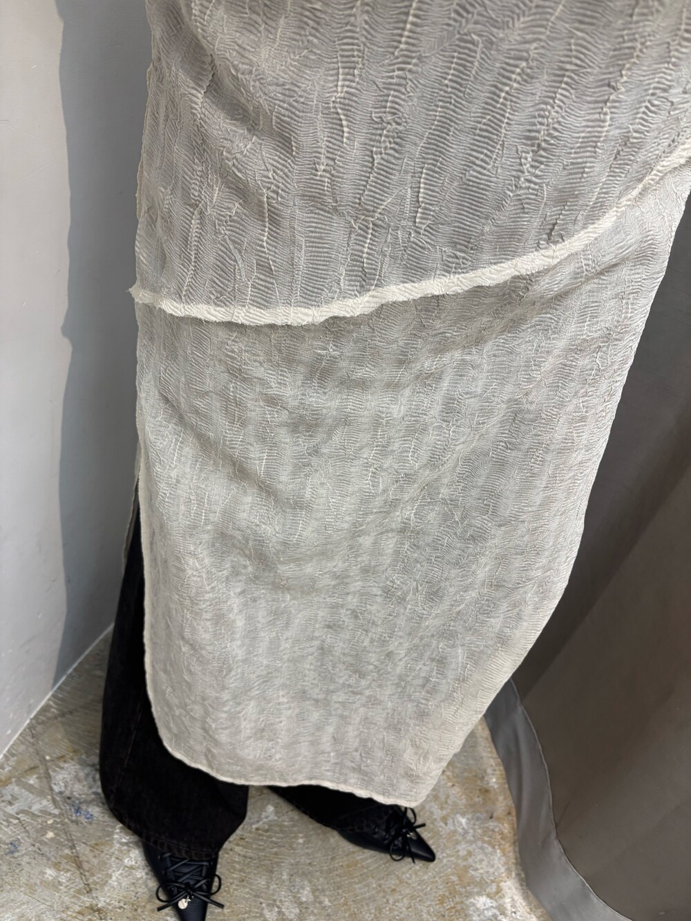 ホワイト系のパンプス、ブラック系のデニムパンツ、ホワイト系のTシャツ/カットソーを着用したレディースの夏コーディネートの6枚目の写真