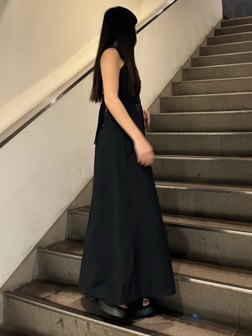 ブラック系のワンピース、ホワイト系のサンダル、ブラック系のタンクトップを着用したレディースの夏コーディネートの2枚目の写真