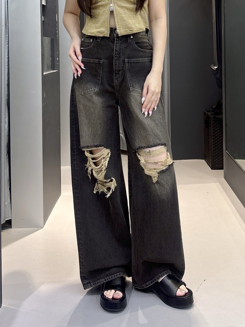 ブラック系のサンダル、ブラック系のデニムパンツ、ベージュ系のシャツ/ブラウスを着用したレディースの夏コーディネートの4枚目の写真