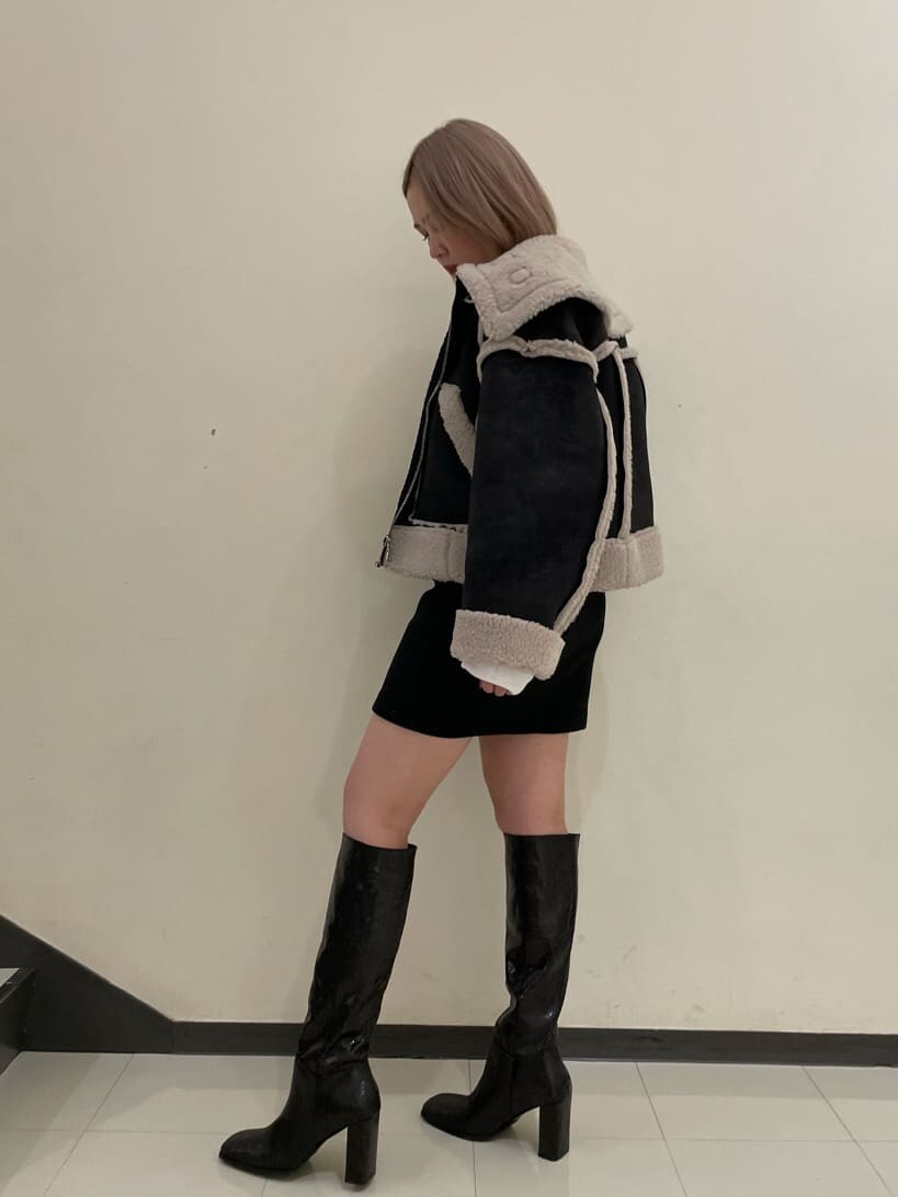 その他のブーツ、その他のムートンコート、ブラック系のスカートを着用したレディースの秋コーディネートの3枚目の写真