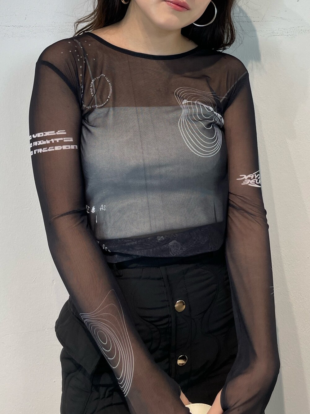 グレー系のTシャツ/カットソー、ブラック系のスカート、ブラック系のサンダルを着用したレディースの夏コーディネートの4枚目の写真