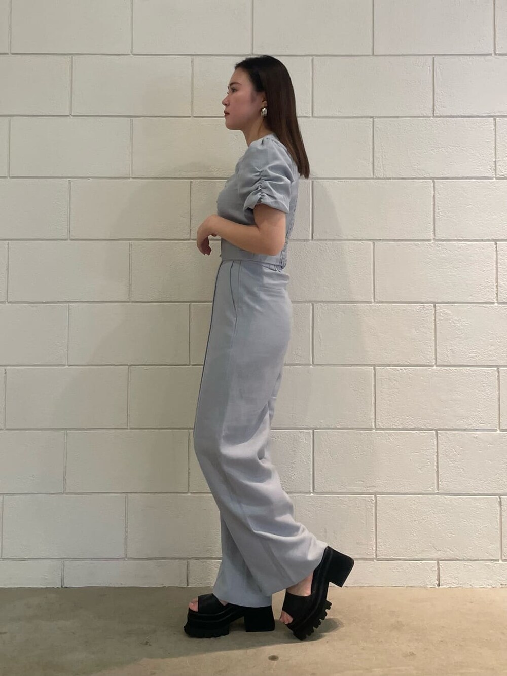 グレー系のその他パンツ、ブラック系のサンダル、グレー系のTシャツ/カットソーを着用したレディースの夏コーディネートの2枚目の写真