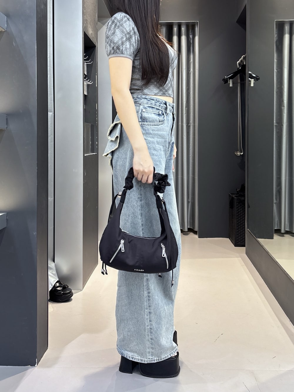 ブラック系のサンダル、ブルー系のデニムパンツ、グレー系のTシャツ/カットソーを着用したレディースの夏コーディネートの2枚目の写真