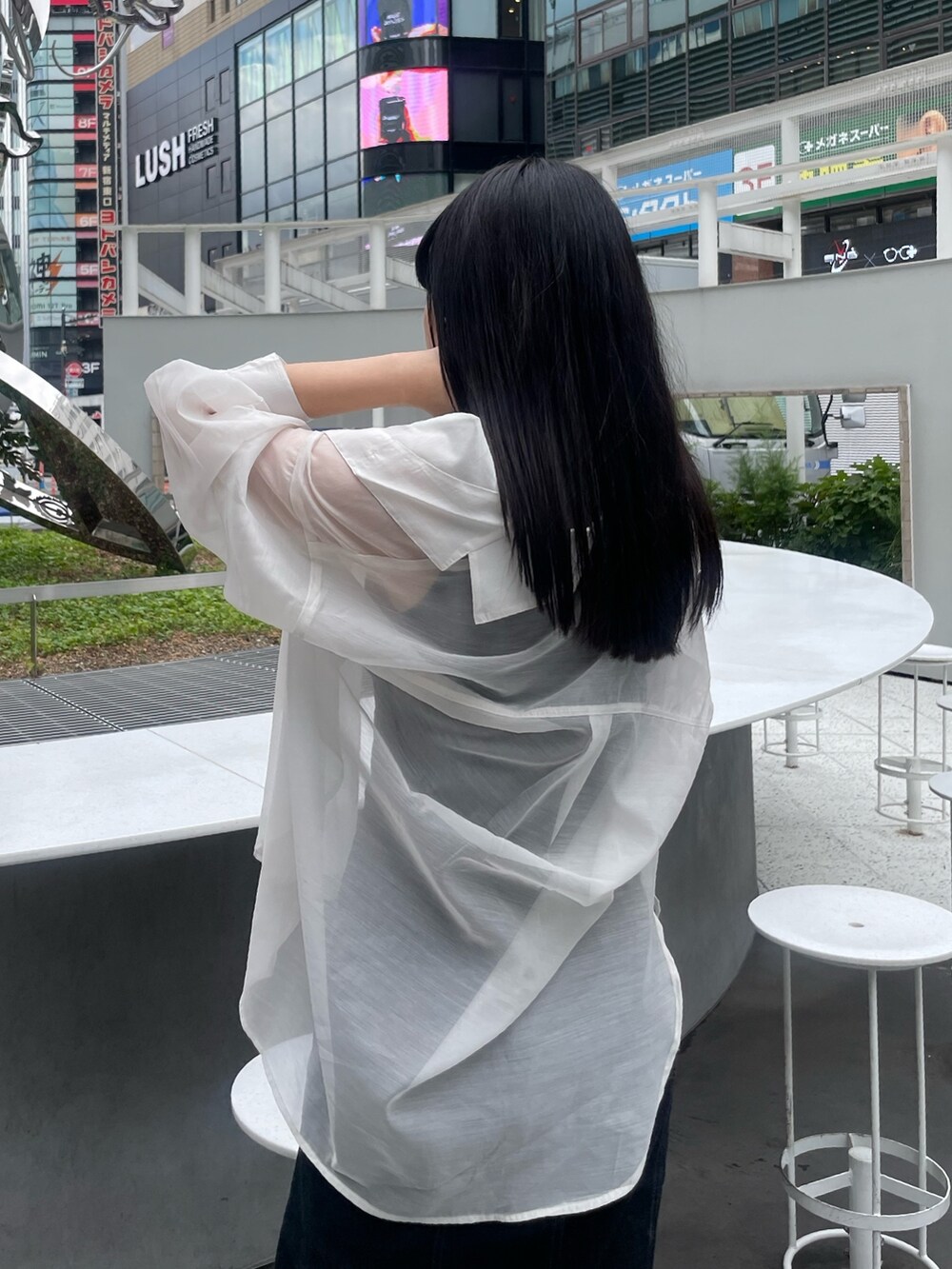 ブラック系のワンピース、ホワイト系のシャツ/ブラウス、ブラック系のサンダルを着用したレディースの夏コーディネートの4枚目の写真