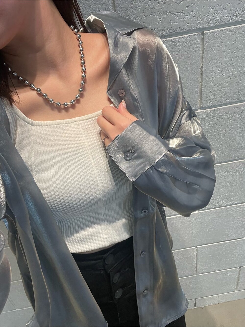 グレー系のシャツ/ブラウス、ブラック系のデニムパンツ、ブラック系のサンダルを着用したレディースの夏コーディネートの7枚目の写真