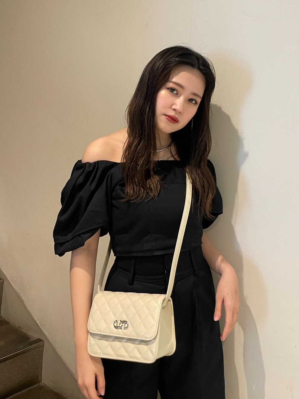 ブラック系のシャツ/ブラウス、ブラック系のその他パンツ、ホワイト系のサンダルを着用したレディースの春コーディネートの4枚目の写真