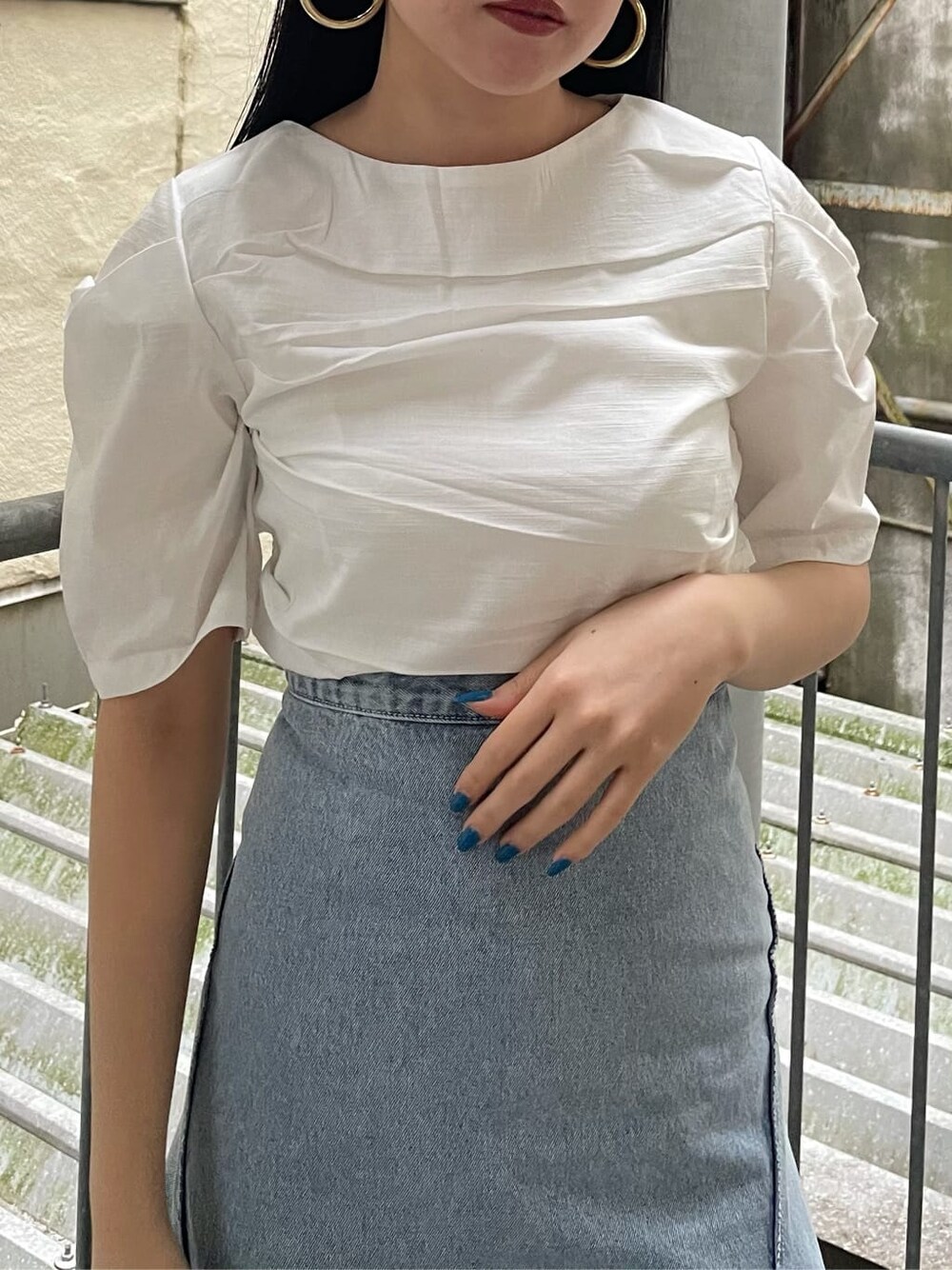 ホワイト系のTシャツ/カットソー、ブルー系のスカート、その他のその他シューズを着用したレディースの夏コーディネートの3枚目の写真