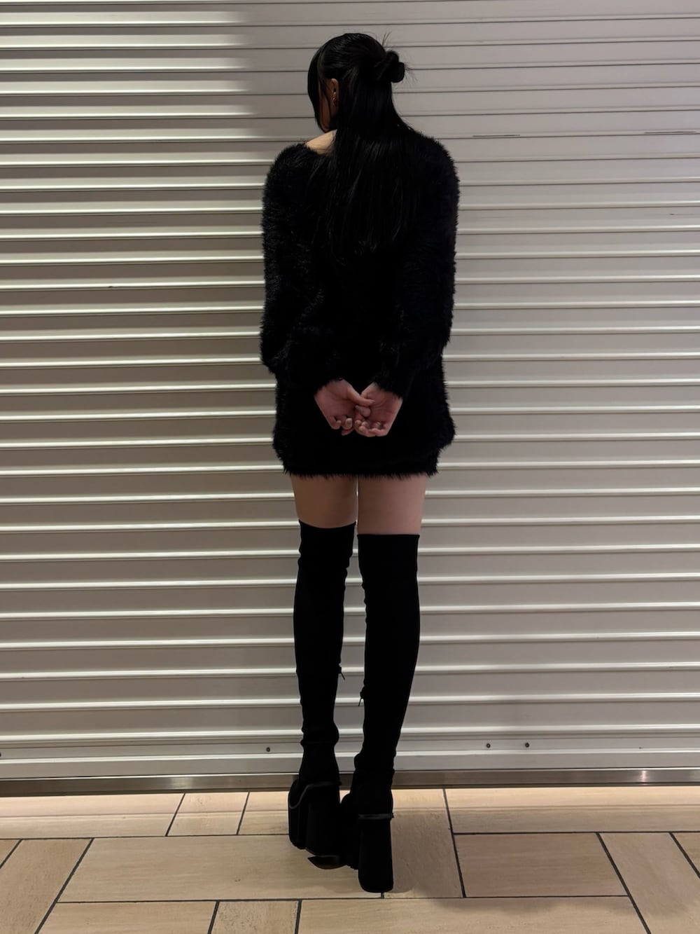 ブラック系のブーツ、ブラック系のワンピースを着用したレディースの秋コーディネートの3枚目の写真