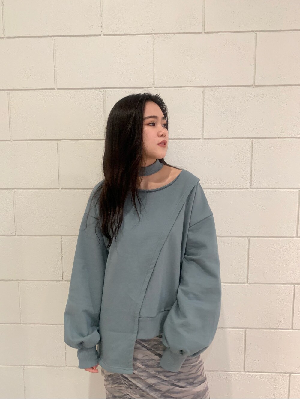 ホワイト系のスカート、ブラック系のサンダル、グリーン系のスウェットを着用したレディースの冬コーディネートの5枚目の写真