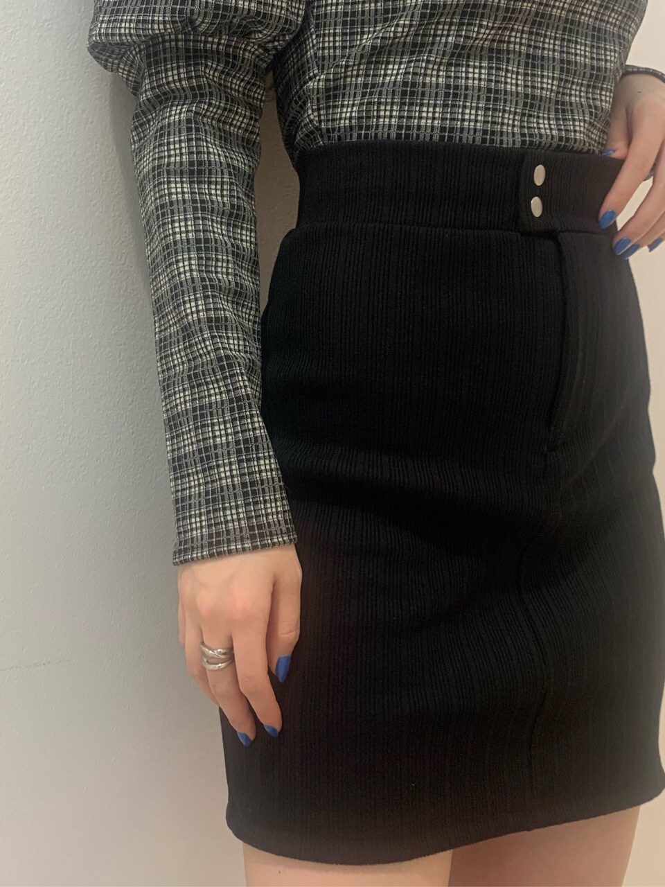 ブラック系のサンダル、ブラック系のスカート、その他のTシャツ/カットソーを着用したレディースの春コーディネートの2枚目の写真