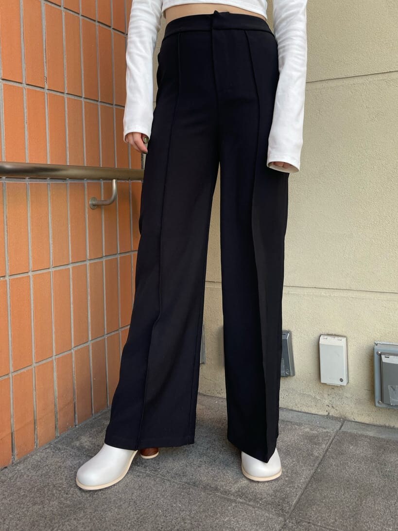 ブラック系のその他パンツ、グレー系のブーツ、ホワイト系のTシャツ/カットソーを着用したレディースの春コーディネートの4枚目の写真