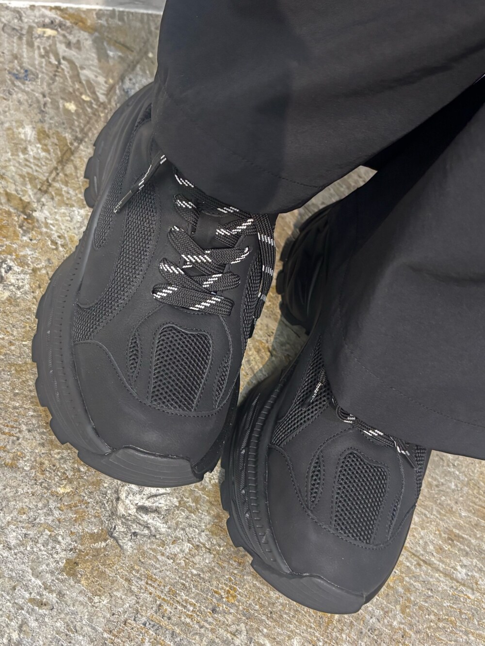 ブラック系のスニーカー、ブラック系のその他パンツ、ブラック系のニット/セーターを着用したレディースの夏コーディネートの5枚目の写真