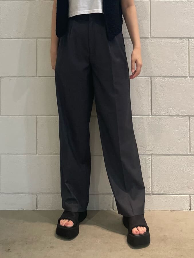 ブラック系のサンダル、ホワイト系のTシャツ/カットソー、ブラック系のベストを着用したレディースの夏コーディネートの5枚目の写真