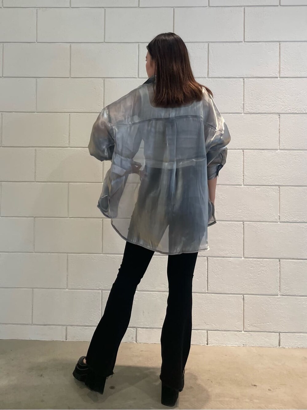 グレー系のシャツ/ブラウス、ブラック系のデニムパンツ、ブラック系のサンダルを着用したレディースの夏コーディネートの3枚目の写真