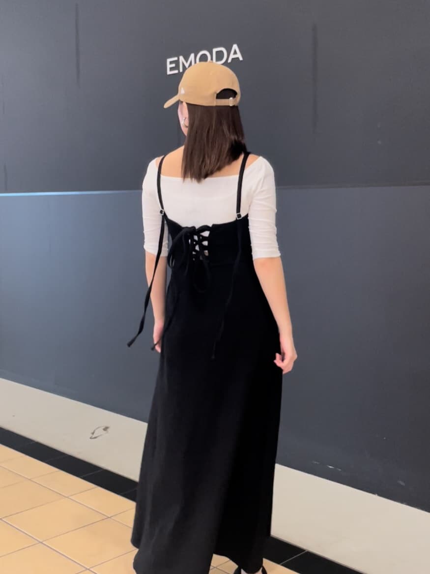 ホワイト系のTシャツ/カットソー、ブラック系のワンピース、ブラック系のサンダルを着用したレディースの夏コーディネートの3枚目の写真