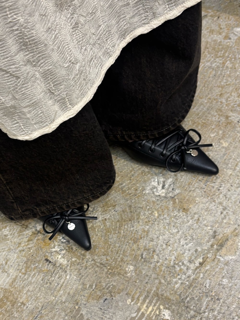 ホワイト系のパンプス、ブラック系のデニムパンツ、ホワイト系のTシャツ/カットソーを着用したレディースの夏コーディネートの7枚目の写真