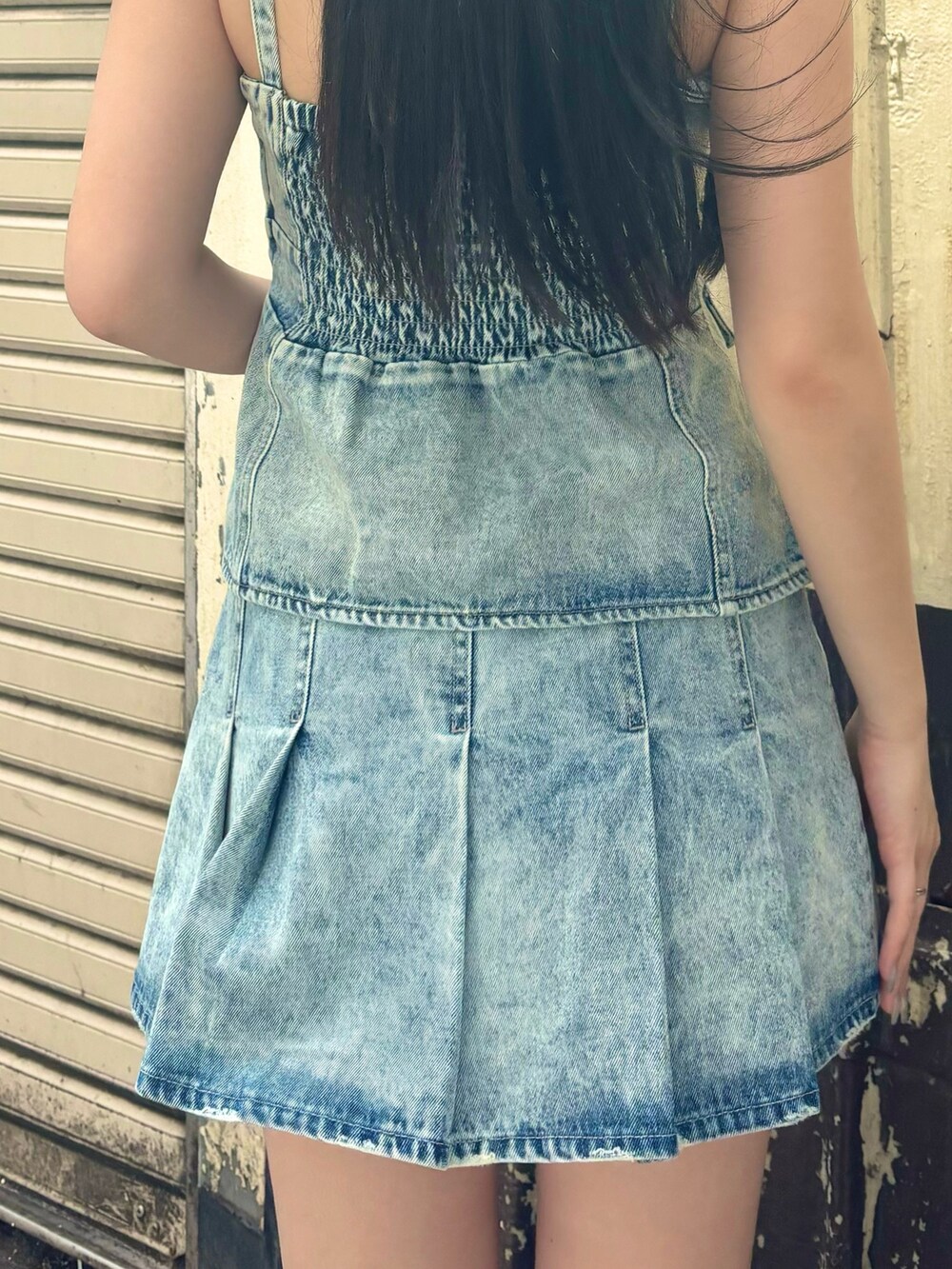 ブルー系のキャミソール、ブルー系のデニムスカート、ホワイト系のサンダルを着用したレディースの夏コーディネートの6枚目の写真