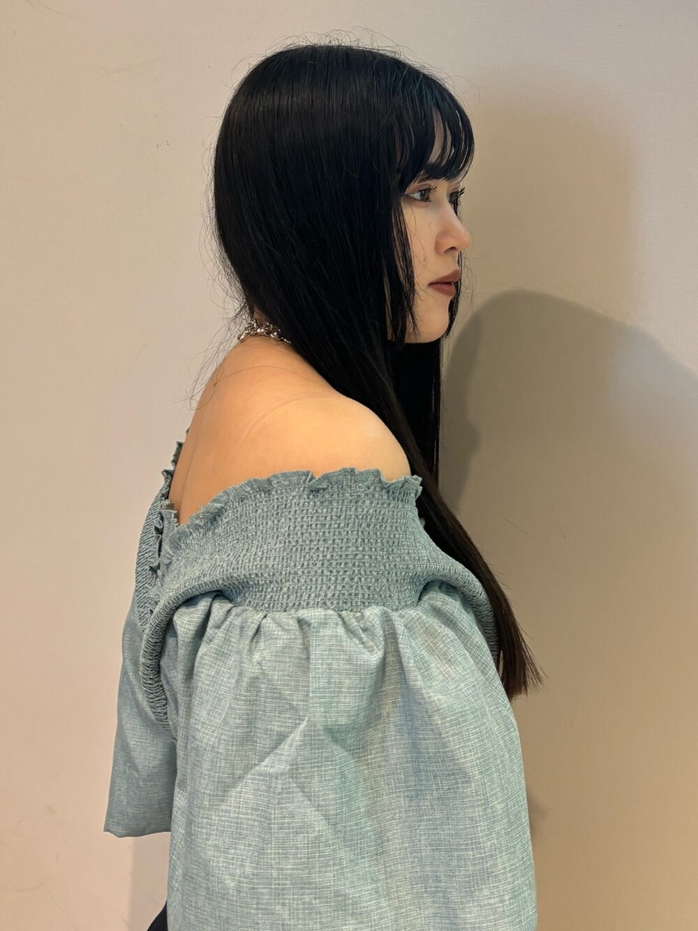 ブラック系のデニムパンツ、ブルー系のTシャツ/カットソーを着用したレディースの春コーディネートの5枚目の写真