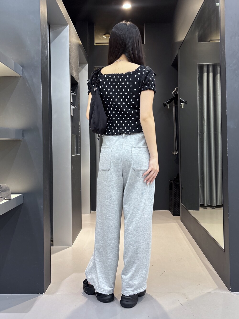 ブラック系のサンダル、ブラック系のスウェットパンツ、その他のTシャツ/カットソーを着用したレディースの夏コーディネートの3枚目の写真