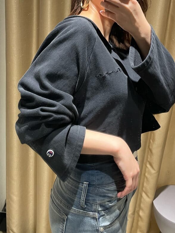 ブルー系のデニムパンツ、ブラック系のサンダル、ブラック系のTシャツ/カットソーを着用したレディースの春コーディネートの6枚目の写真