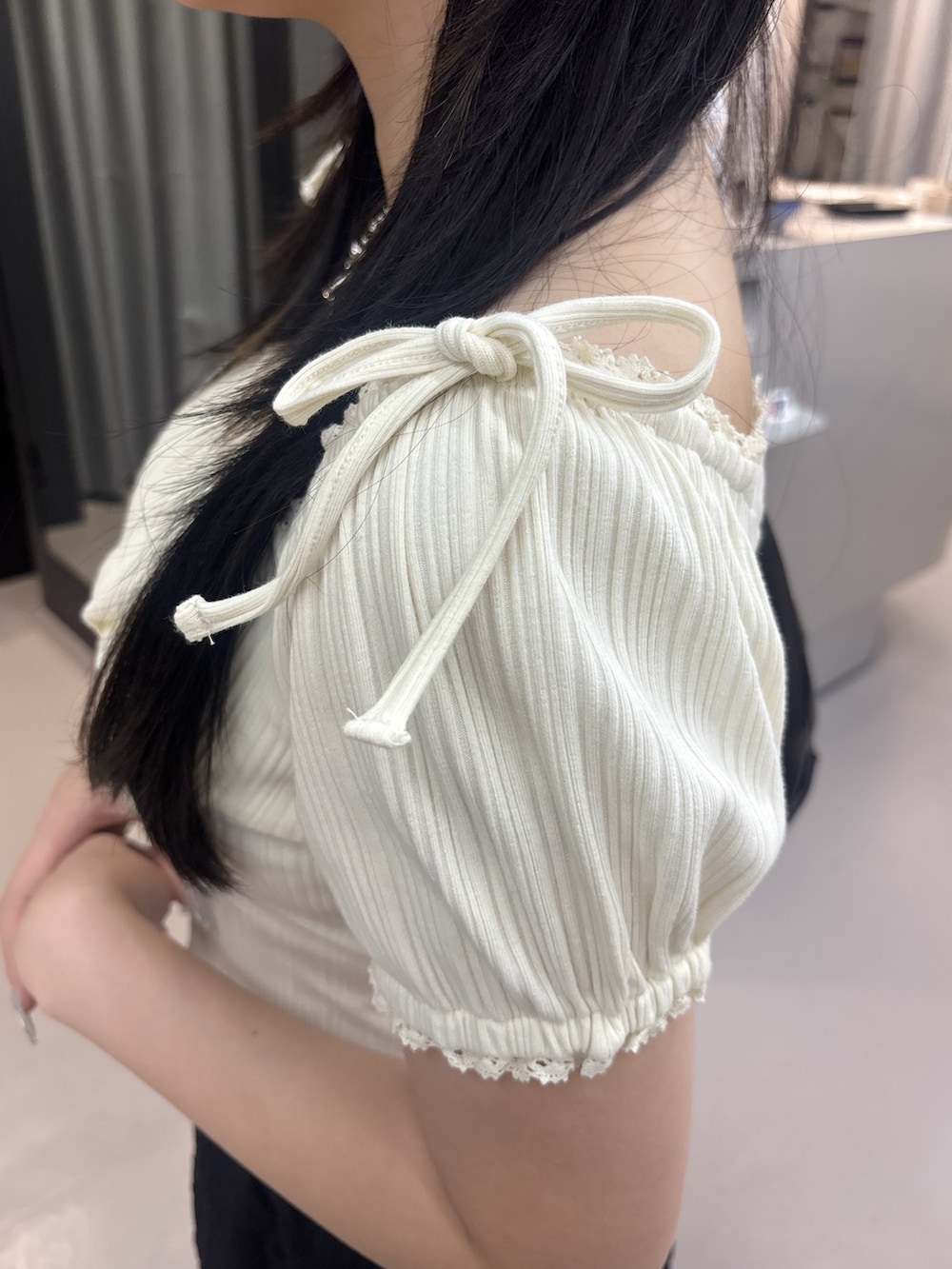 ブラック系のサンダル、ブラック系のスカート、その他のTシャツ/カットソーを着用したレディースの夏コーディネートの5枚目の写真