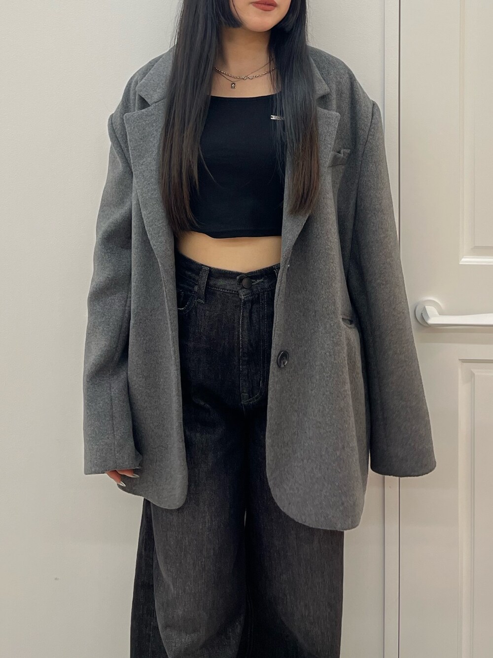 ブルー系のデニムパンツ、ブラック系のブーツ、その他のTシャツ/カットソーを着用したレディースの夏コーディネートの4枚目の写真