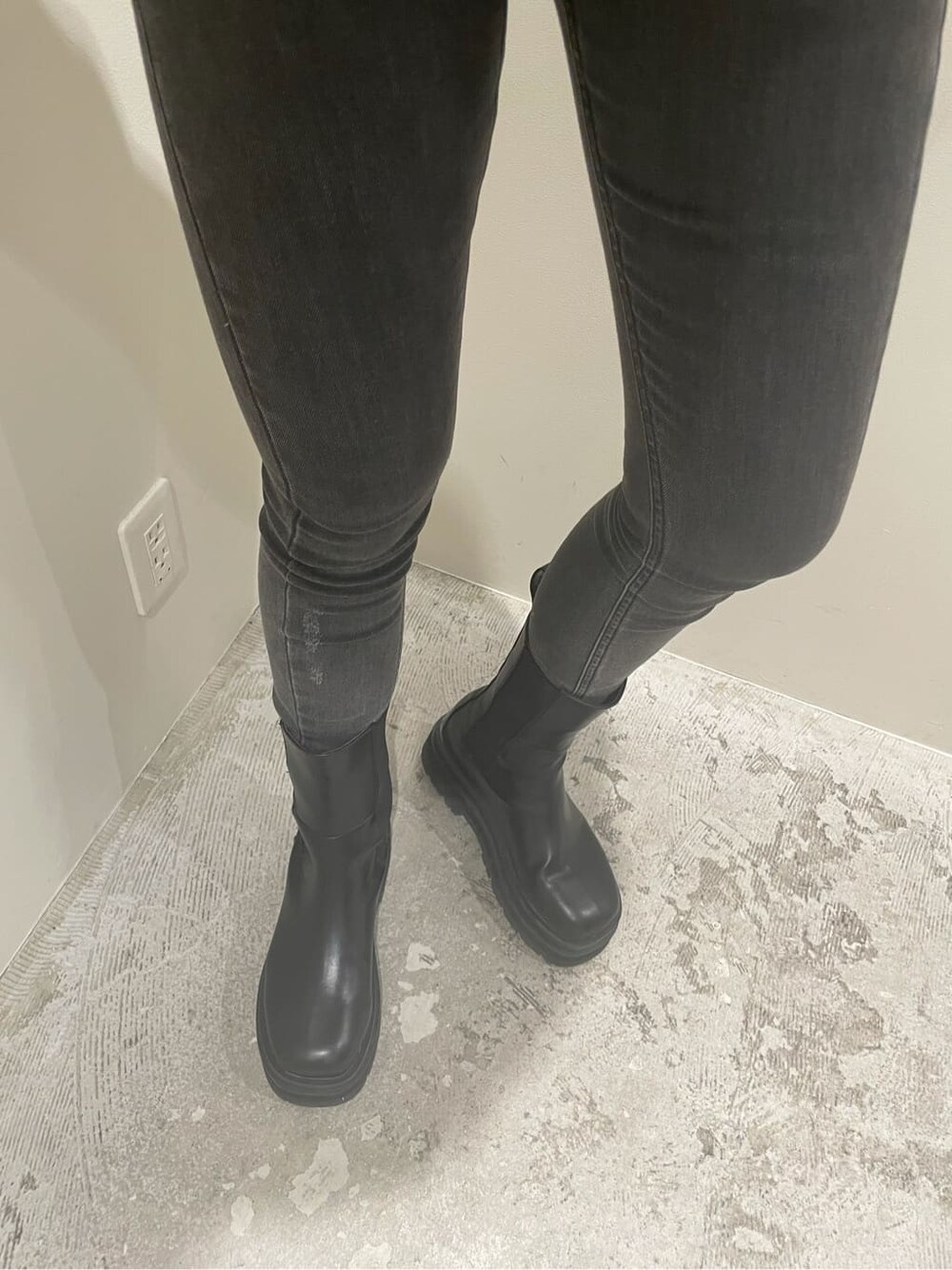 グレー系のデニムパンツ、ホワイト系のニット/セーターを着用したレディースの秋コーディネートの5枚目の写真