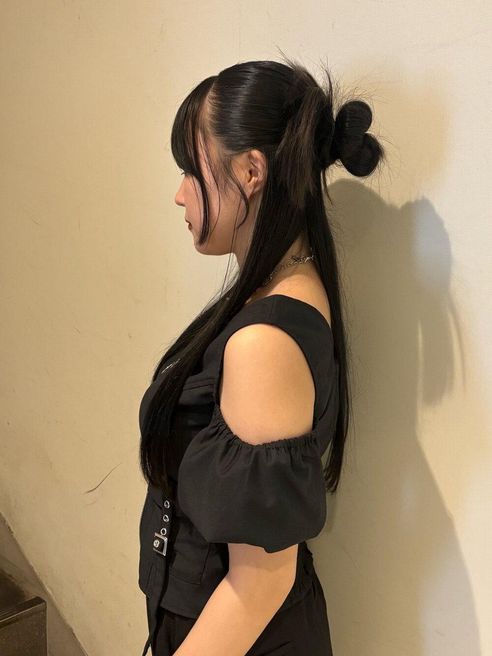 ホワイト系のTシャツ/カットソー、ブラック系のその他パンツ、ブラック系のサンダルを着用したレディースの夏コーディネートの5枚目の写真