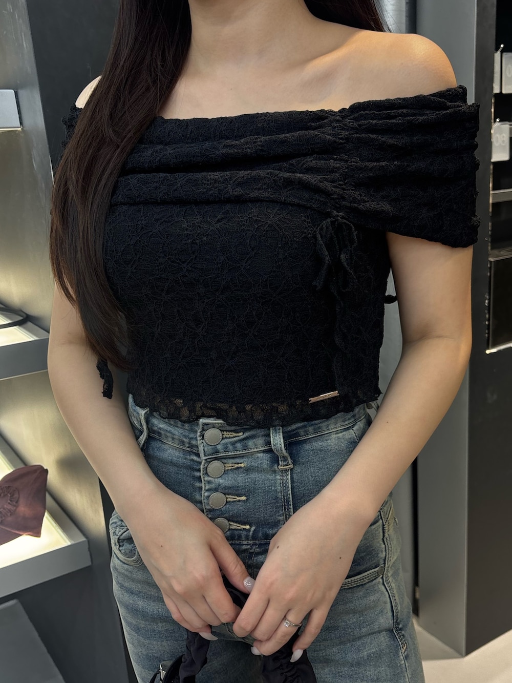 ホワイト系のサンダル、ブルー系のデニムパンツ、ブラウン系のショルダーバッグを着用したレディースの夏コーディネートの4枚目の写真