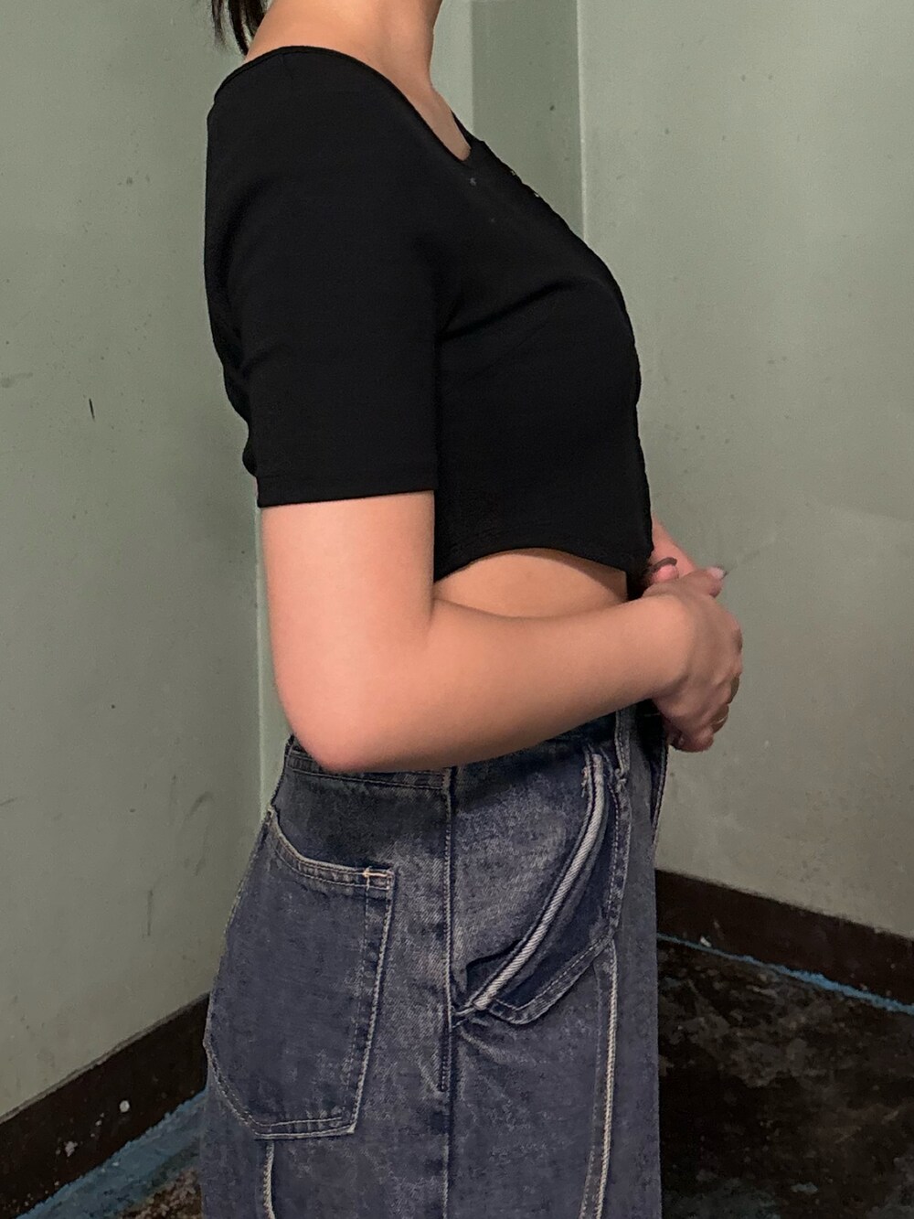 ブルー系のデニムパンツ、ブラック系のTシャツ/カットソー、ブラック系のサンダルを着用したレディースの夏コーディネートの5枚目の写真