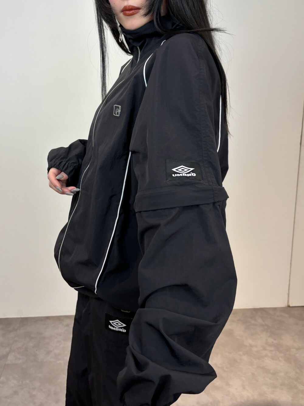 ブラック系のブルゾン、ブラック系のその他パンツ、ブラック系のスニーカーを着用したレディースの春コーディネートの5枚目の写真