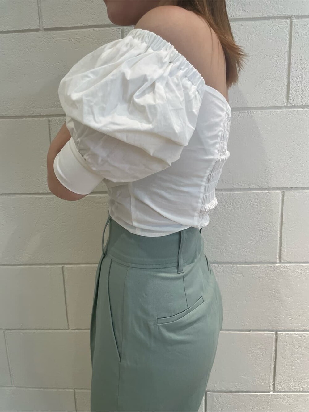 ホワイト系のサンダル、ホワイト系のTシャツ/カットソー、ブルー系のその他パンツを着用したレディースの春コーディネートの7枚目の写真