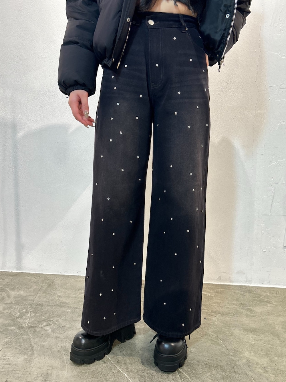 ブラック系のブーツ、ブラック系のデニムパンツを着用したレディースの秋コーディネートの4枚目の写真