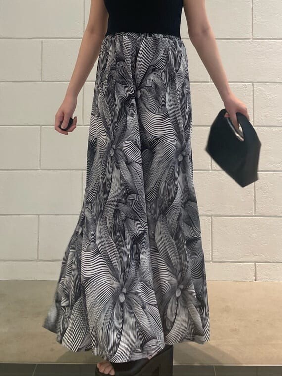 その他のスカート、ブラック系のタンクトップ、ブラック系のサンダルを着用したレディースの夏コーディネートの4枚目の写真