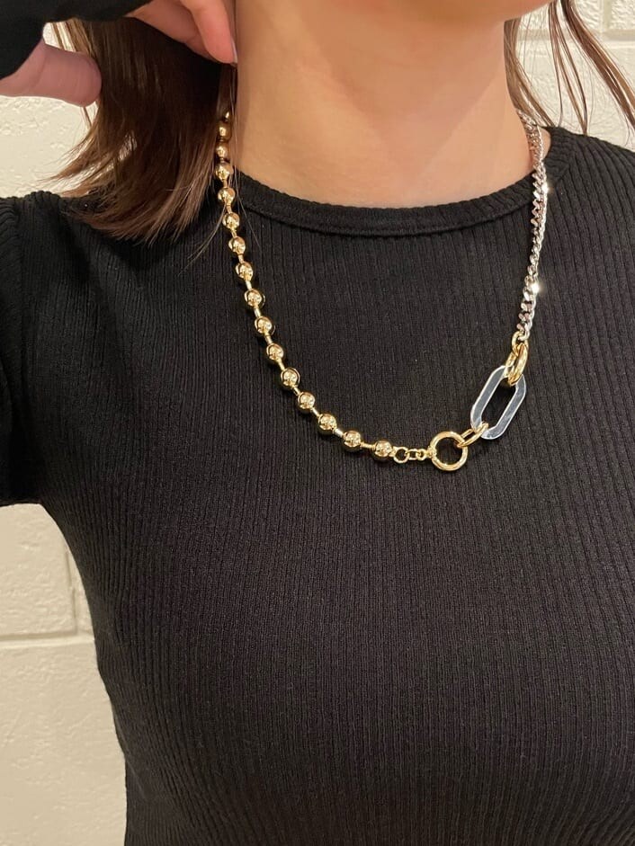 ブラック系のサンダル、ブラック系のスカート、ブラック系のTシャツ/カットソーを着用したレディースの春コーディネートの4枚目の写真