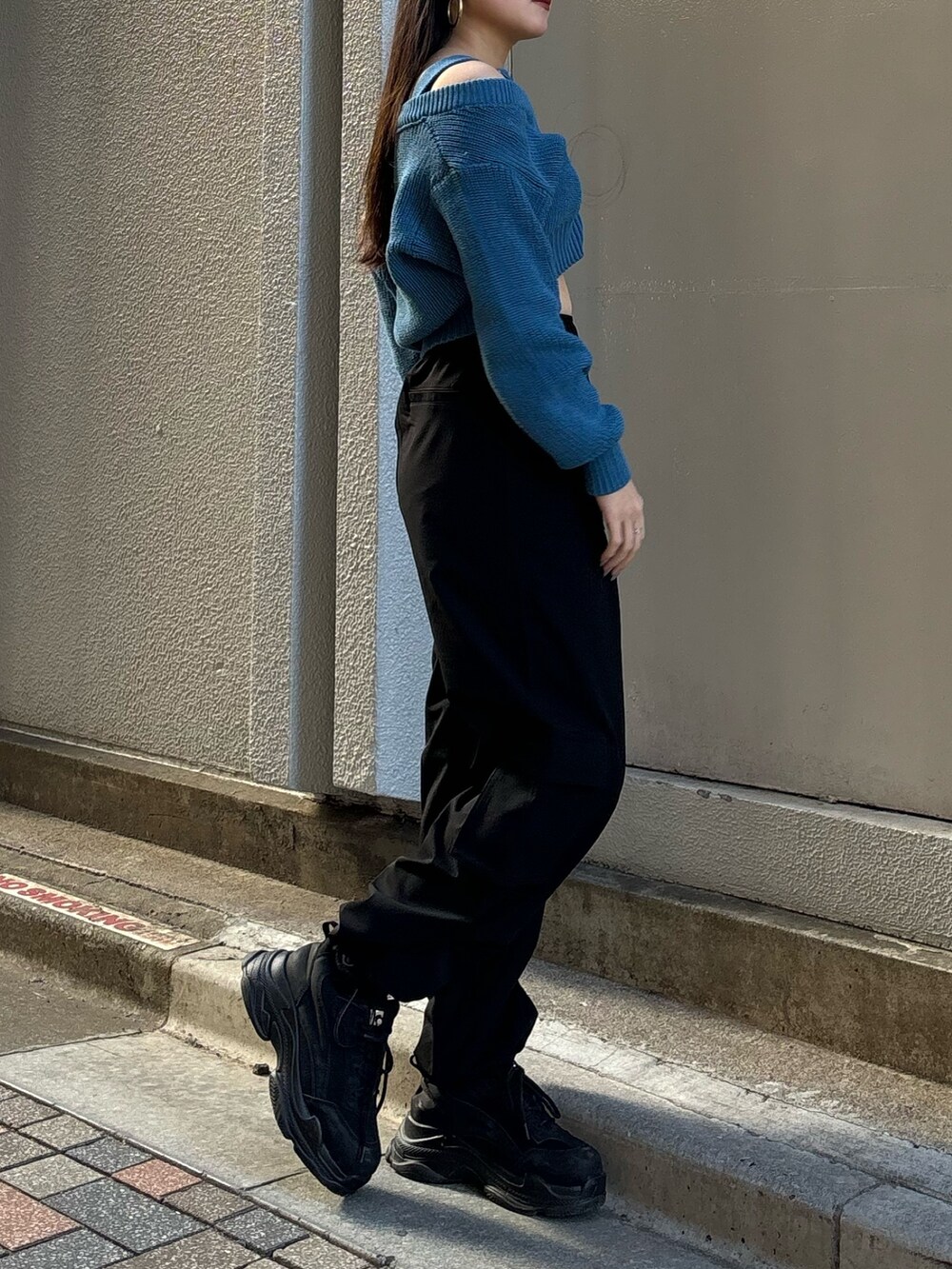 ブルー系のニット/セーター、ブラック系のスニーカー、ブラック系のその他パンツを着用したレディースの冬コーディネートの3枚目の写真